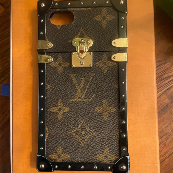 LOUIS VUITTON
Monogram Canvas Eye Trunk iPhone 7 Plus Cover/Case - Picture 15 of 15